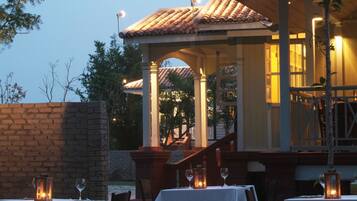 Lunch, dinner, brunch served; Fusion cuisine