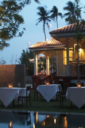 Lunch, dinner, brunch served; Fusion cuisine