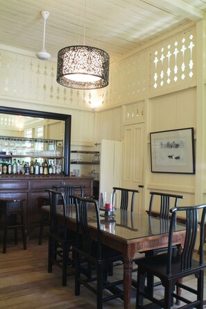 Bar (on property) - Temple Tree at Bon Ton (Langkawi)