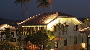 Minibar, brankas, dan didekorasi berbeda-beda