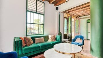 TV LCD dan pemutar DVD