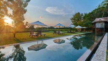 2 kolam renang outdoor, dengan payung kolam renang dan kursi berjemur