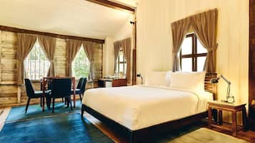 Minibar, brankas, dan didekorasi berbeda-beda