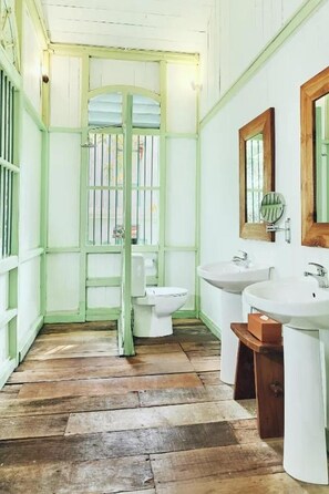 Amenidades de baño gratuitas y secadora de cabello 