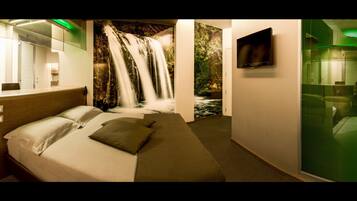 Hypo-allergenic bedding, minibar, in-room safe, desk