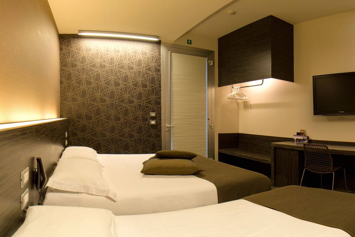 Triple Room | Hypo-allergenic bedding available, minibar, in-room safe, desk