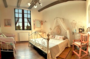 Individuell inredning, unika möbler, skrivbord och arbetsyta för laptop