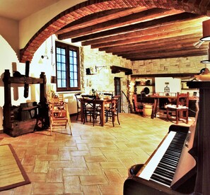 Lobby lounge