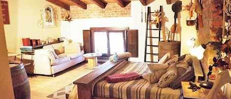 Individuell dekoriert, individuell eingerichtet, Schreibtisch