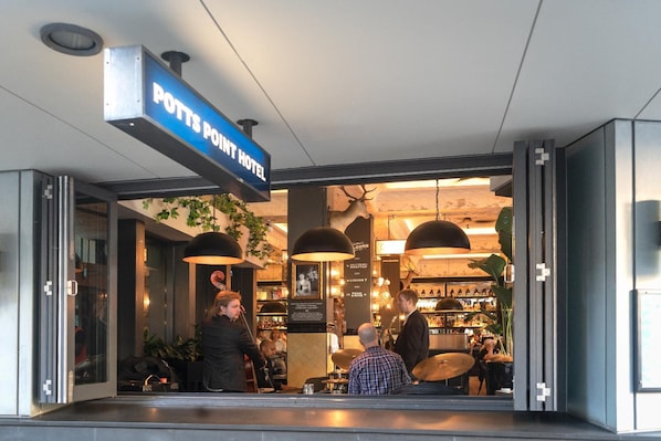 Bar (on property) - Highfield Hotel (Potts Point)