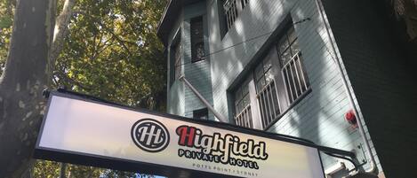 Señal del Hotel Highfield Private, que indica su ubicación en POTS POINT, Sydney.