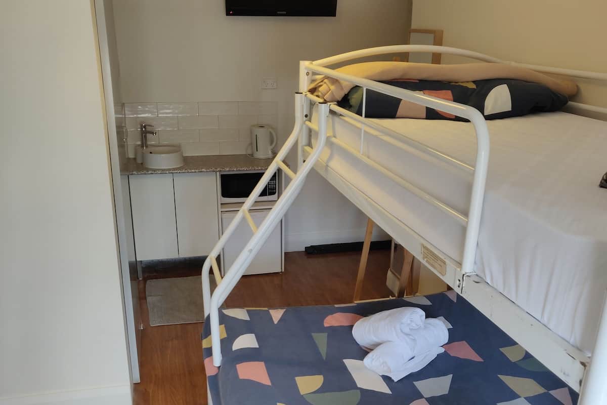Triple Ensuite Room | Individuell inredning, unika möbler och mörkläggningsgardiner