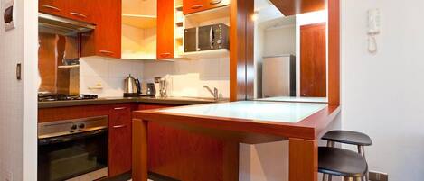 Lemari es besar, microwave, dan mesin pembuat kopi/teh