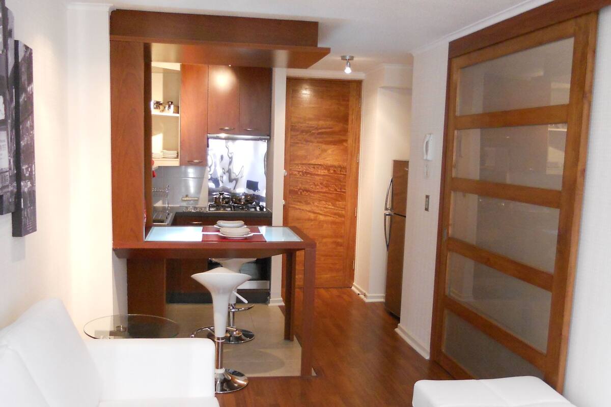 Apartamento estándar, 1 cama doble | Zona de estar | Televisión de pantalla plana de 29 pulgadas con canales por cable
