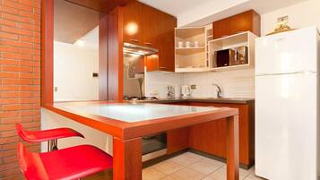 Full-sized fridge, microwave, coffee/tea maker, cookware/dishes/utensils