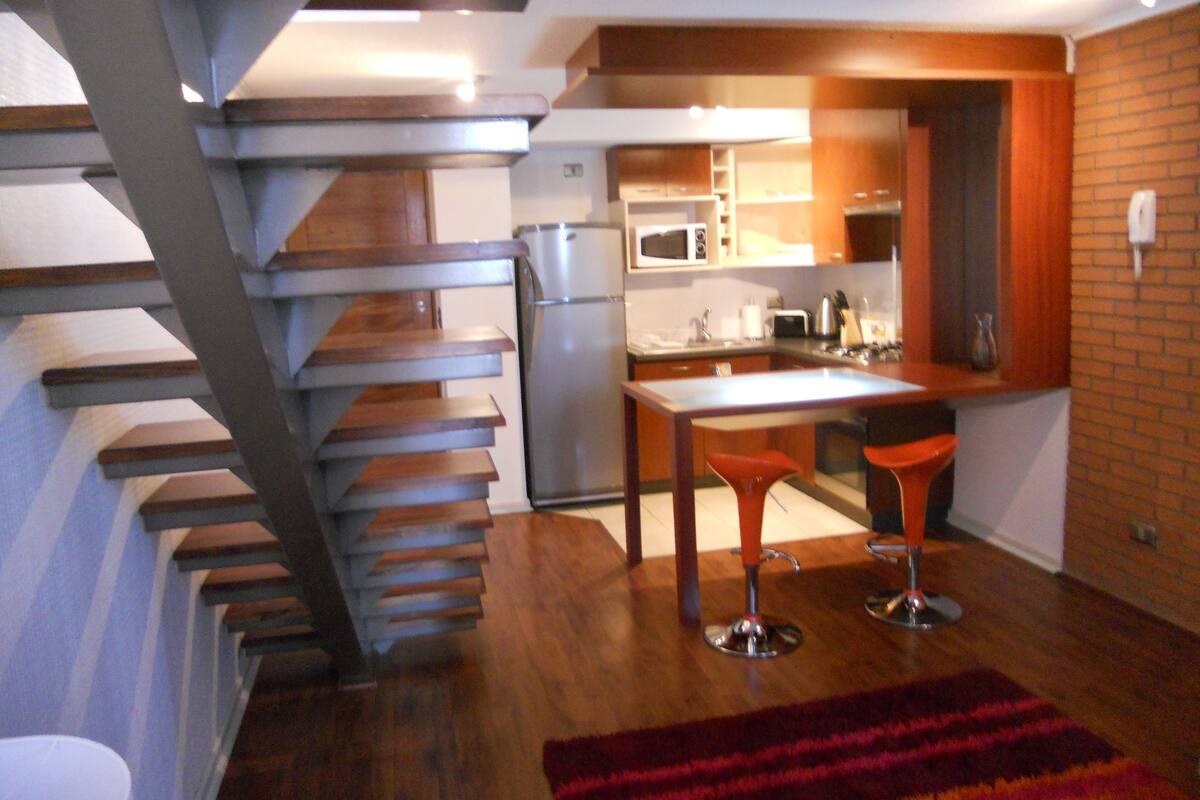 Loft | Cocina privada | Cafetera o tetera, frigorífico grande, microondas y utensilios de cocina