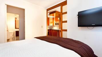 Cubrecamas, decoración personalizada, muebles diferentes y escritorio