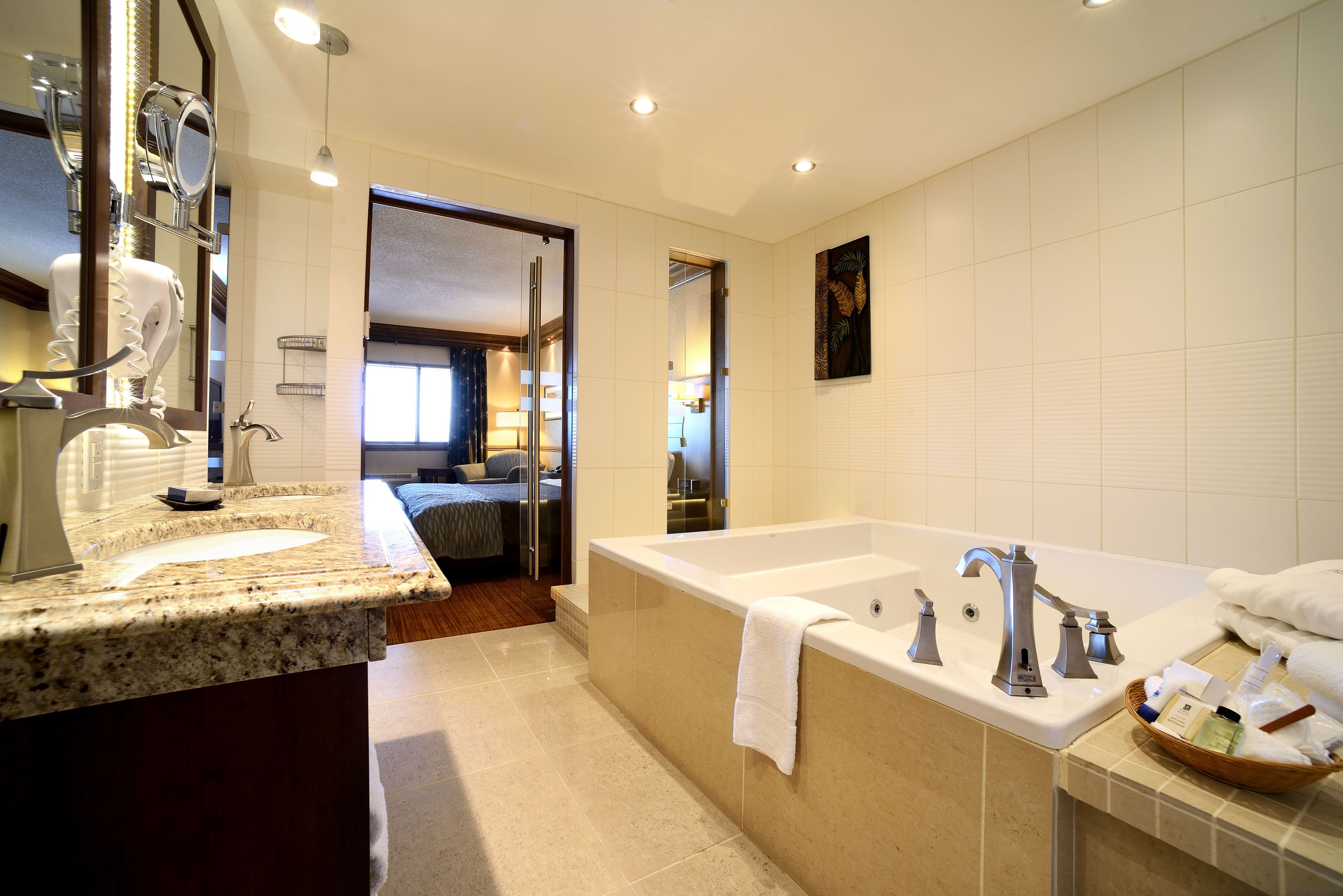 combined shower/bathtub, eco-friendly toiletries, hair dryer, towels