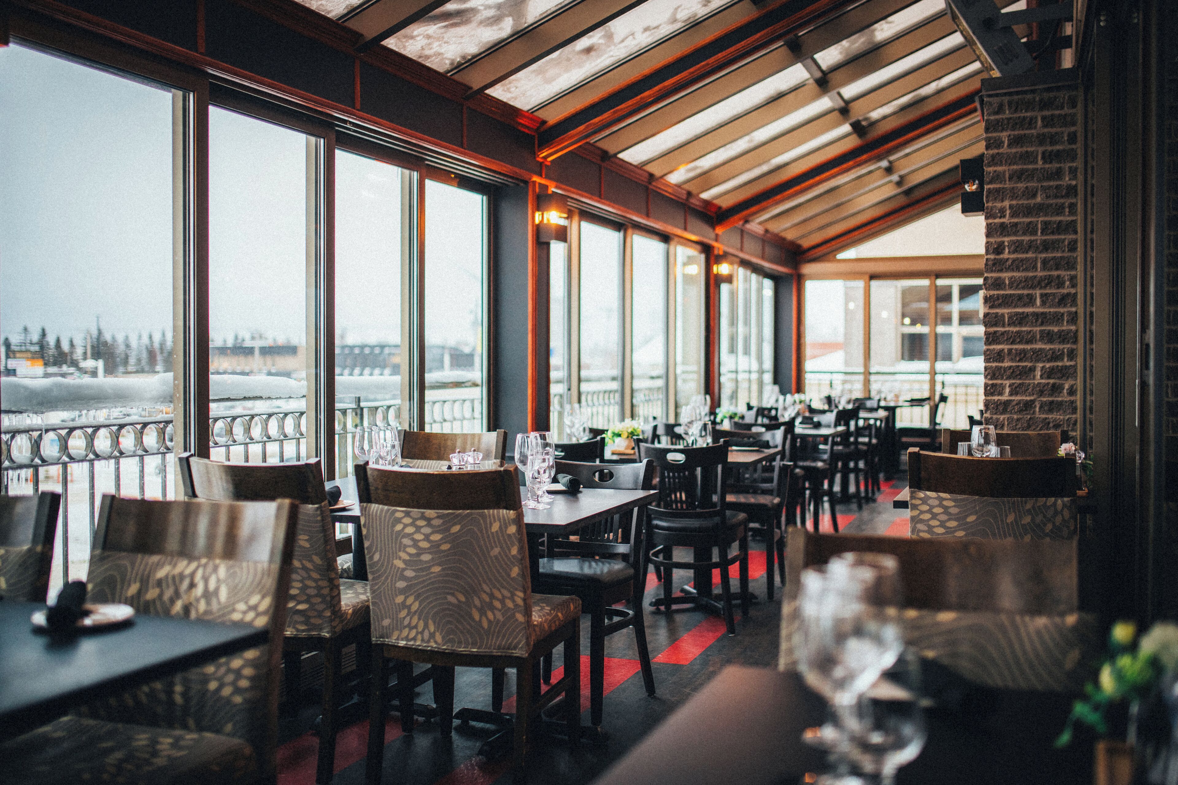 تقديم الإفطار والغداء والعشاء