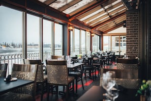 Petit déjeuner, déjeuner et dîner servis sur place