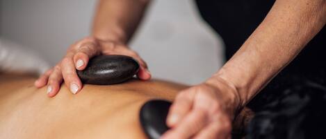 Een massagebehandeling waarbij iemand een rugmassage krijgt.