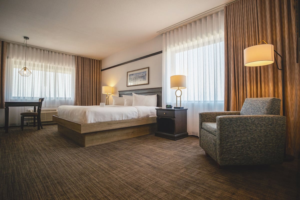 Deluxe Room, 1 Katil Raja (King) | Peti besi dalam bilik, meja, kalis bunyi, seterika/papan seterika