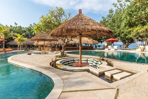 4 piscinas al aire libre, sillones reclinables de piscina