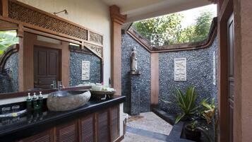 Suite (Lotus) | Bagno | Doccia, set di cortesia gratuito, asciugacapelli, asciugamani