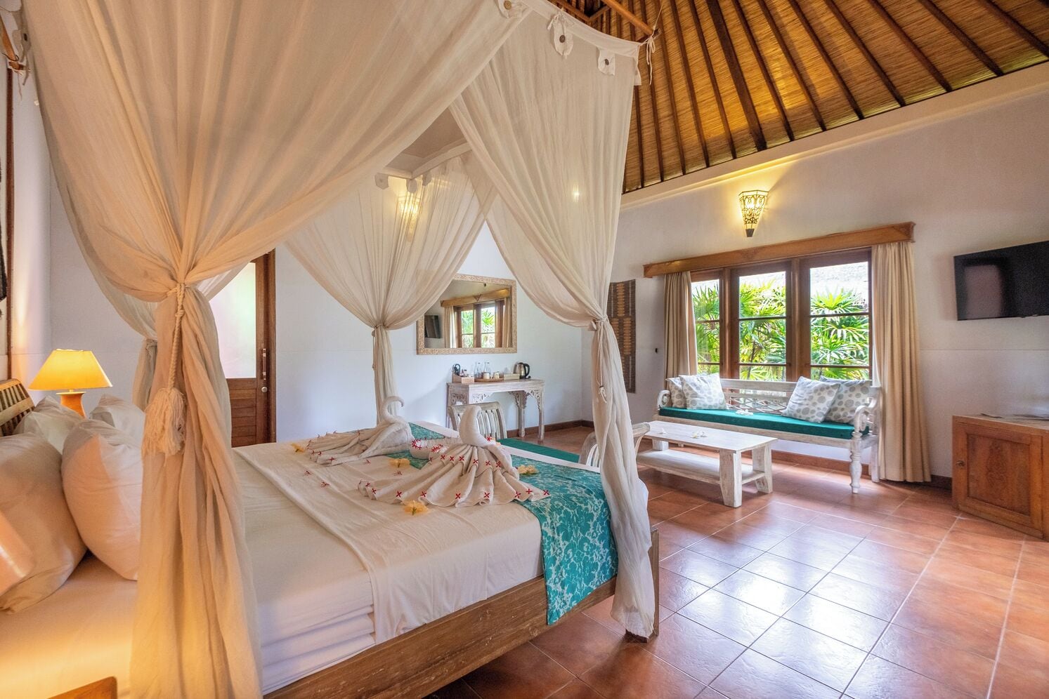 جناح - منظر للحديقة | 1 غرفة نوم وميني بار وخزنة داخل الغرفة ومكتب