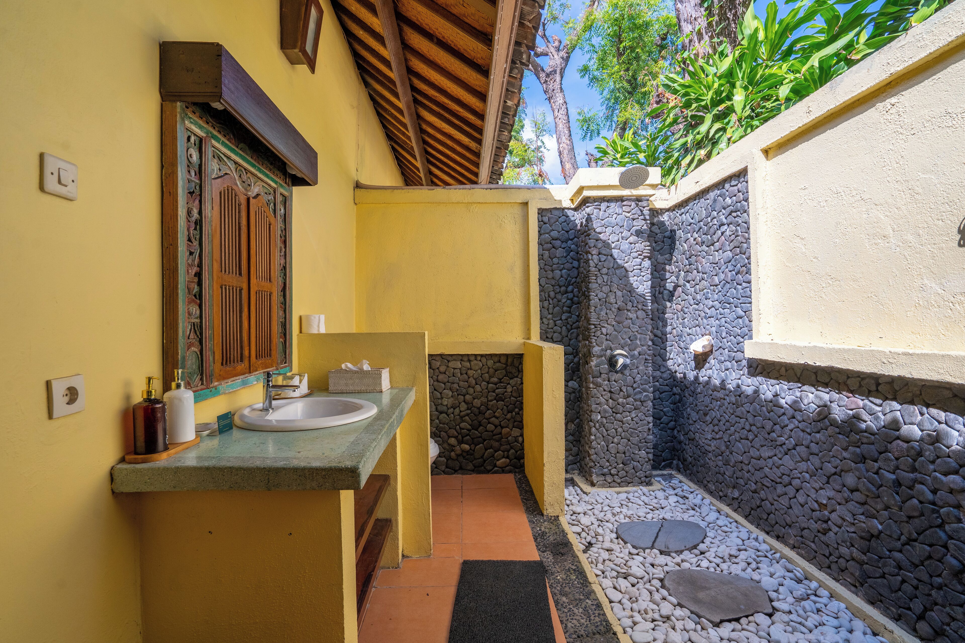 Une salle de bain avec un lavabo, un miroir et une douche.