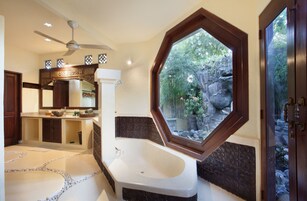 Suíte (Lotus) | Banheiro | Chuveiro, produtos de toalete grátis, secador de cabelo 