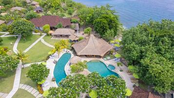 4 outdoor pools, sun loungers