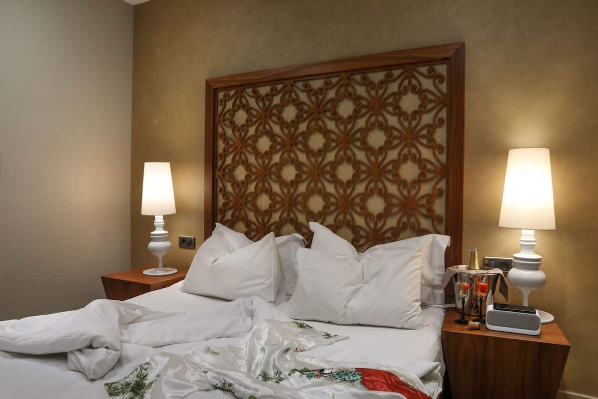 Premium bedding, down comforters, minibar, in-room safe