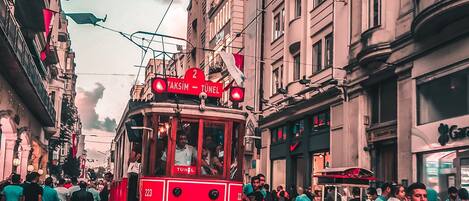 Un tramway rouge portant le numéro 223, circulant dans une rue de la ville.