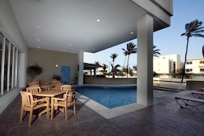 Piscine extérieure, chaises longues