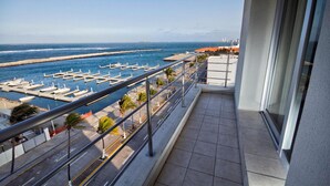 A balcony with a view of a marina and the ocean. - Balajú Hotel & Suites (Veracruz)