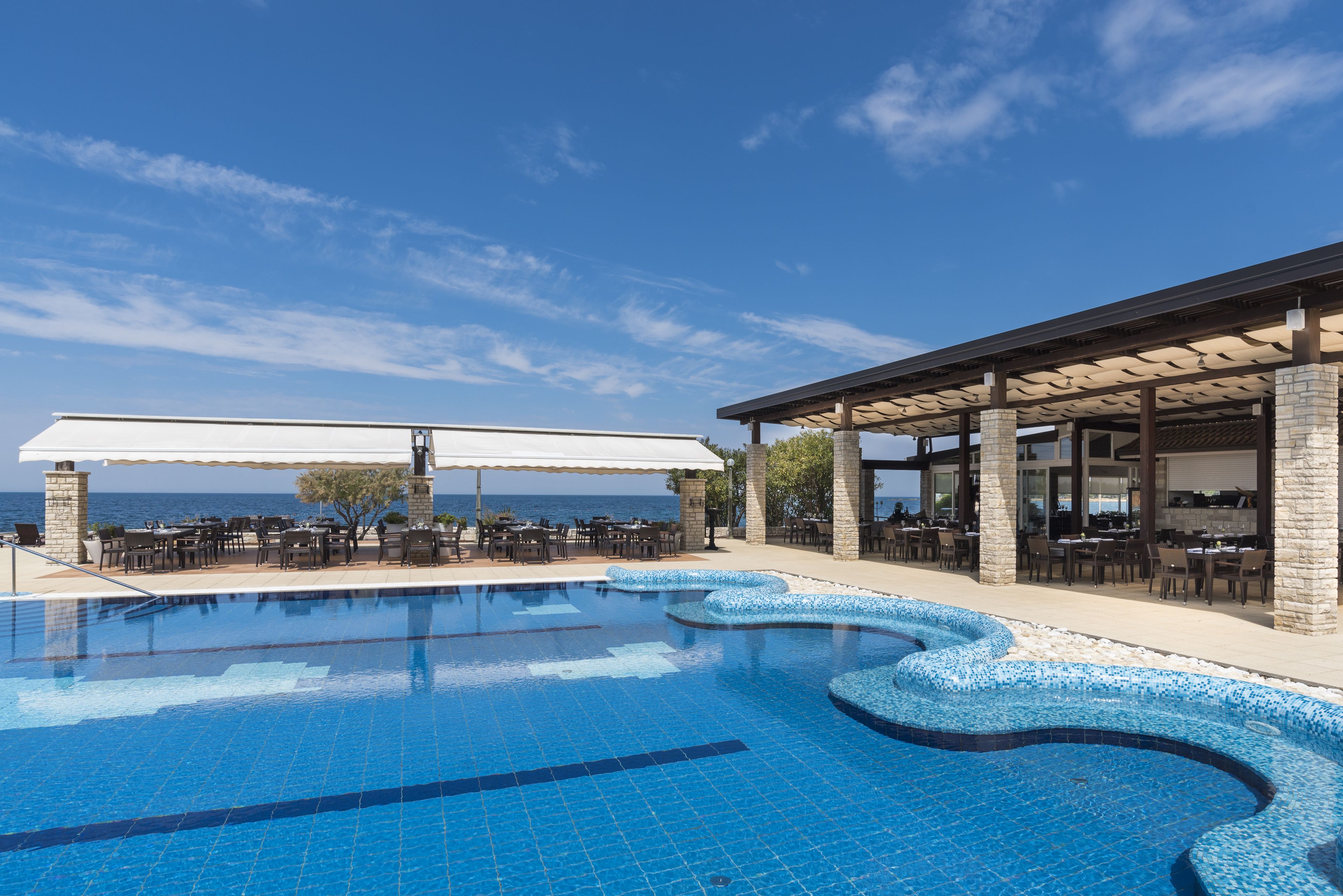 Bar en bord de piscine