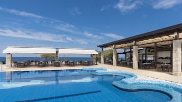 Bar en bord de piscine
