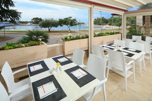 Outdoor dining - Apartments Amfora Plava Laguna (Umag)