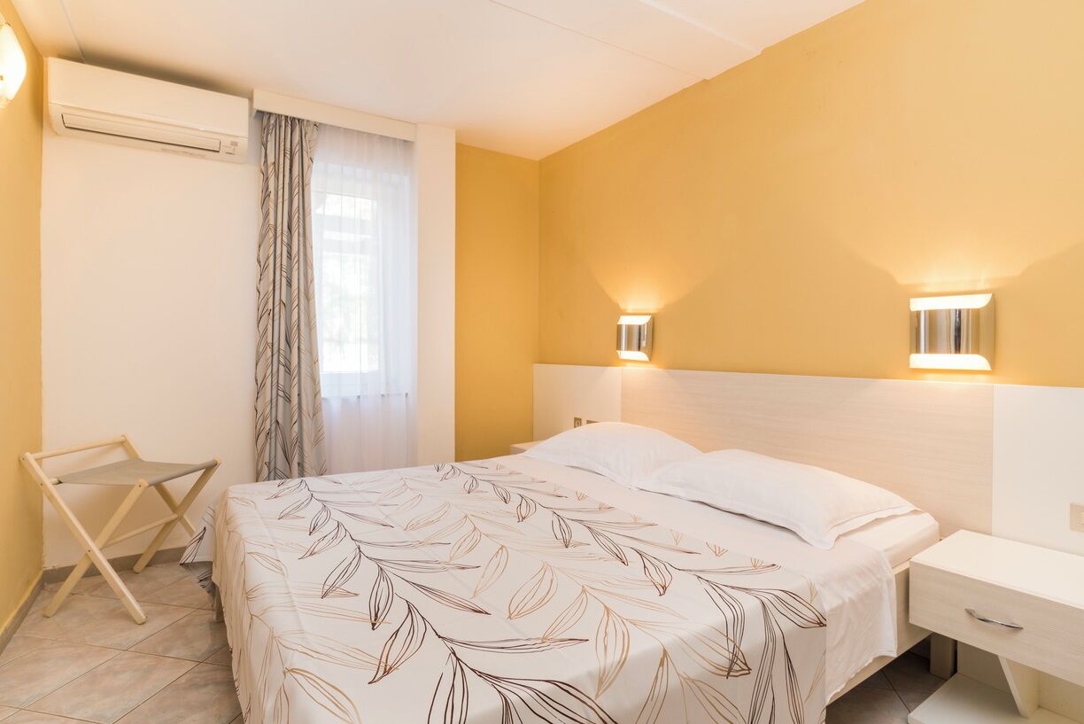 Klassiek appartement (for 2+2 persons) | Een kluis op de kamer, een bureau, verduisterende gordijnen
