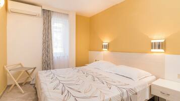 Klassiek appartement (for 2+2 persons) | Een kluis op de kamer, een bureau, verduisterende gordijnen