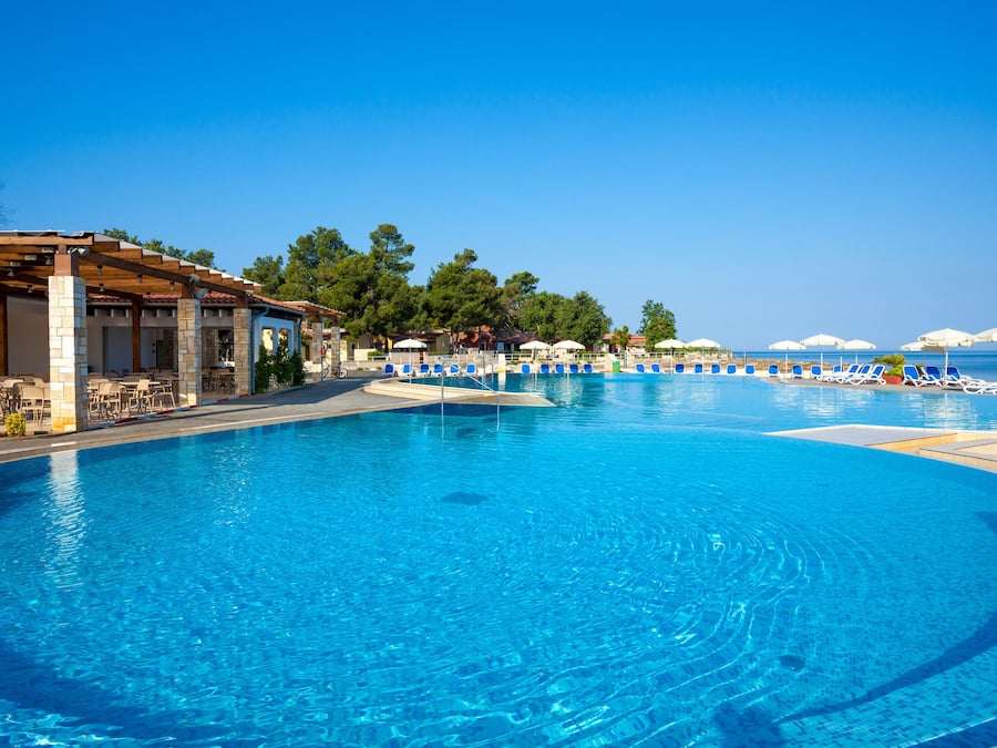 Piscina externa sazonal, guarda-sóis, espreguiçadeiras