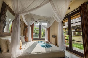 Jempiring Garden View Villa No.5 | Minibar, in-room safe, desk, iron/ironing board