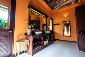 Jepun Deluxe Oceanfront Villa No.2 | Bathroom