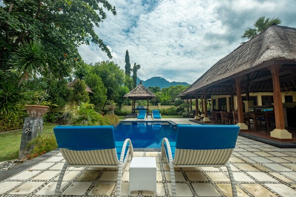 Widuri Garden View Family Villa No.12 | Terrace/patio