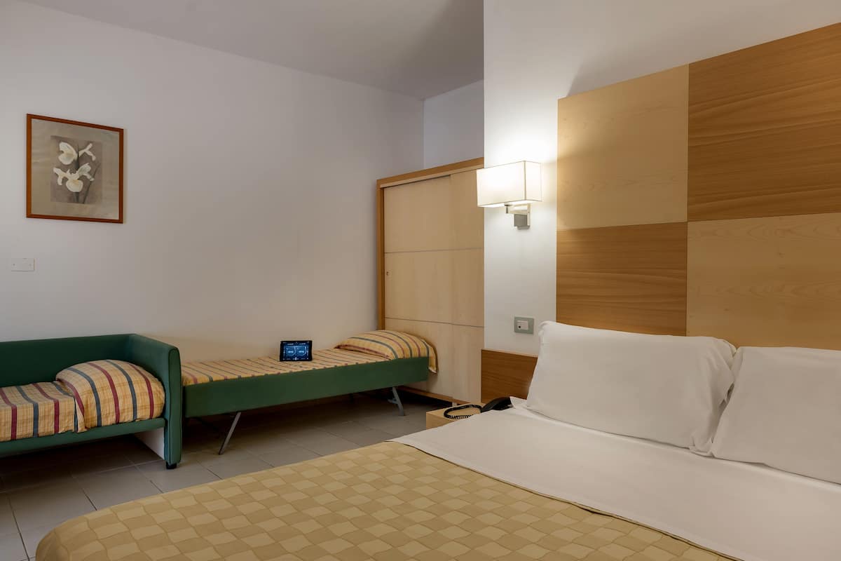 Coffres-forts dans les chambres, bureau, rideaux occultants