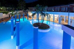 2 Außenpools, Schwimmbecken, Liegestühle