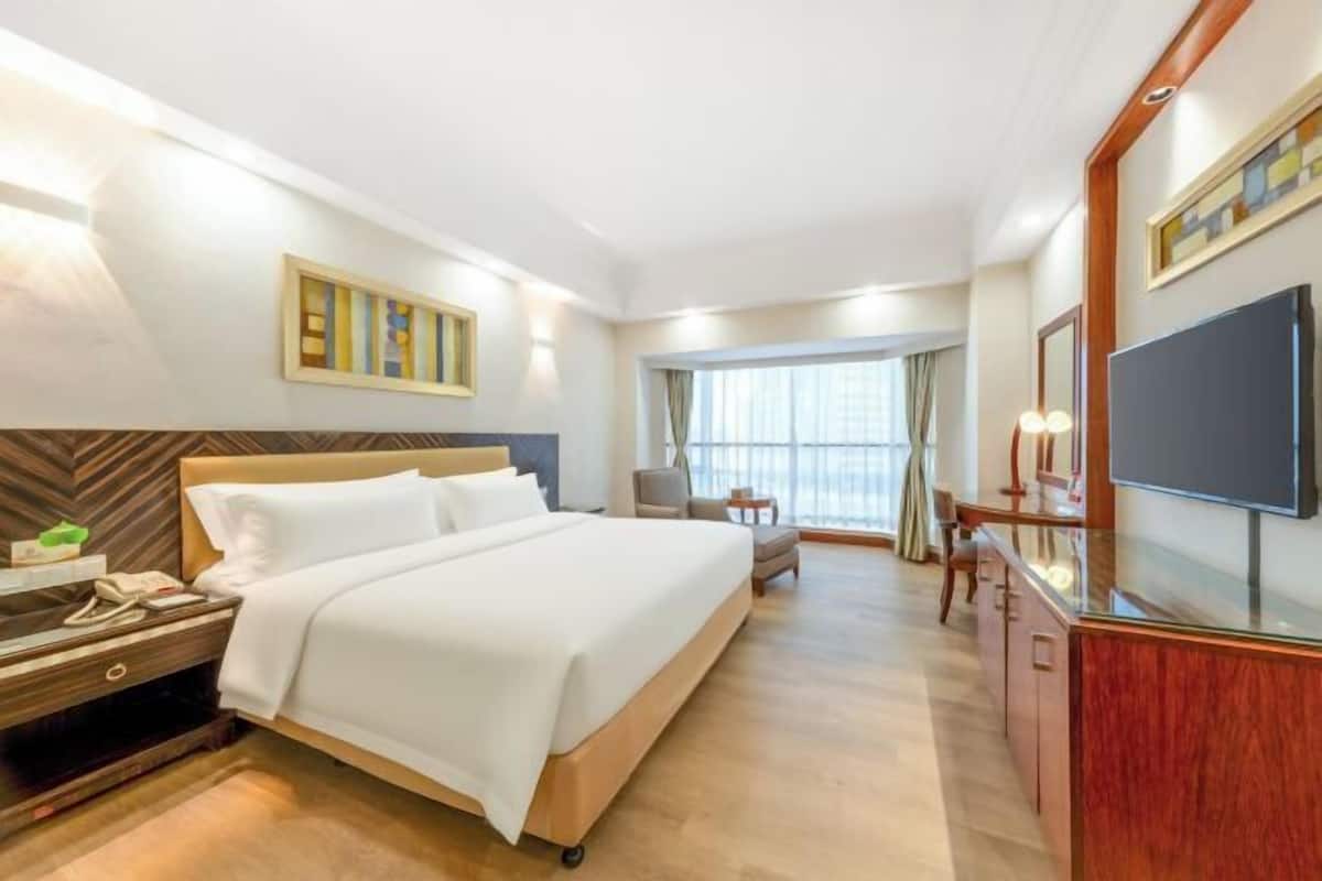 Desk, rollaway beds, free WiFi