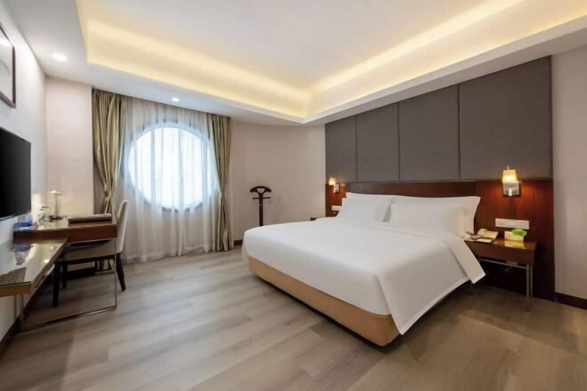Desk, rollaway beds, free WiFi