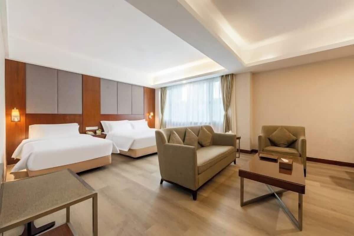Desk, rollaway beds, free WiFi